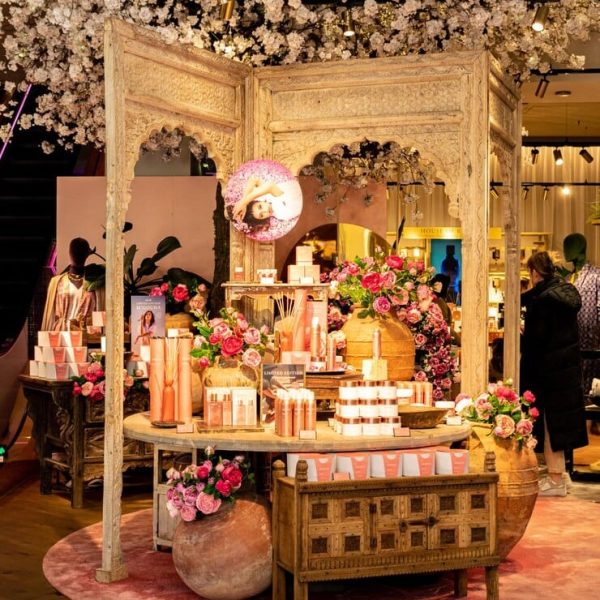 table-wedding-with-cake-flowers_728208-262